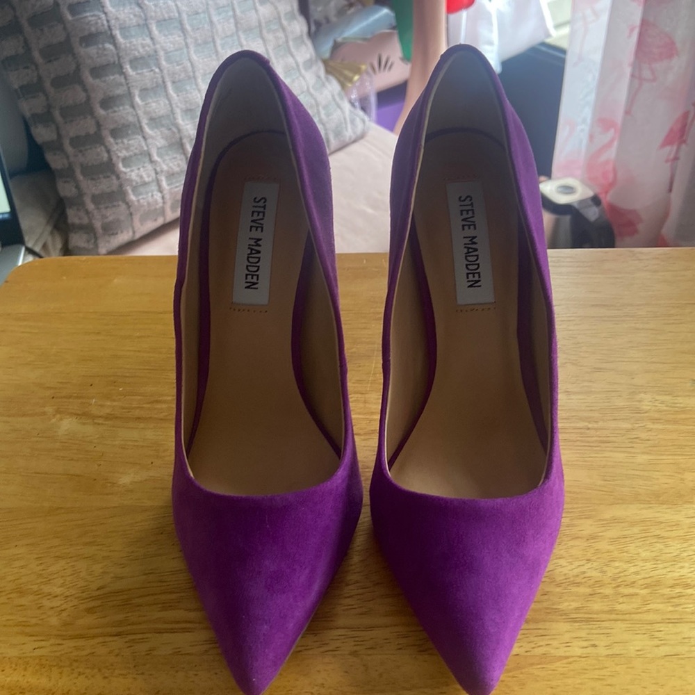 Steve Madden Suede pumps.